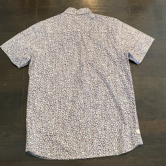 NWOT- men’s short sleeve RIP CURL button down shirt. Size L - Picture 10 of 11